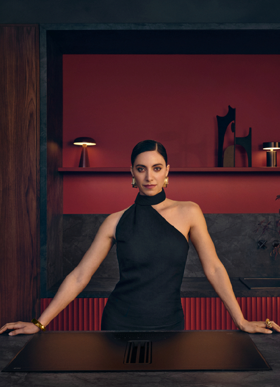 Femme debout près de la plaque SaphirMatt dans la cuisine