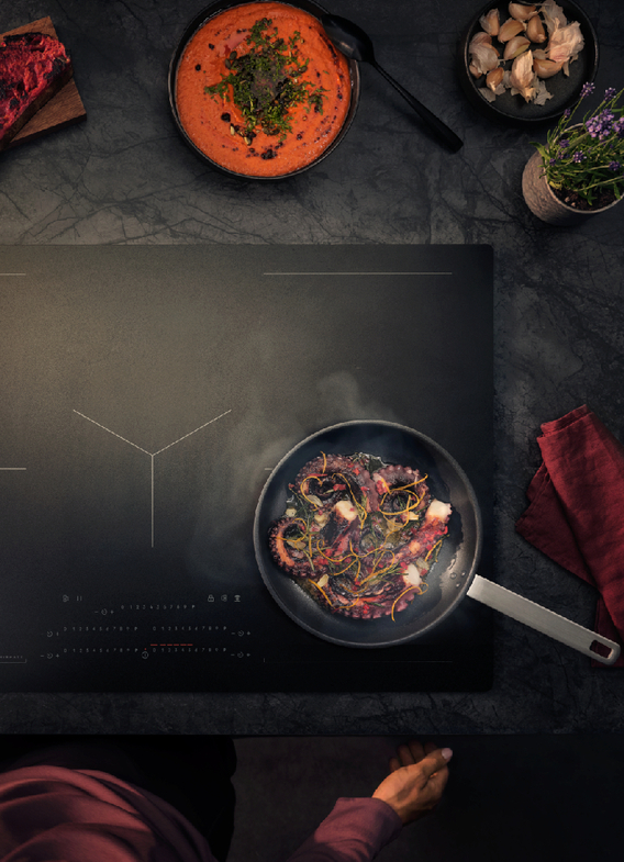 Vue du dessus d’un homme cuisinant sur une plaque à induction SaphirMatt